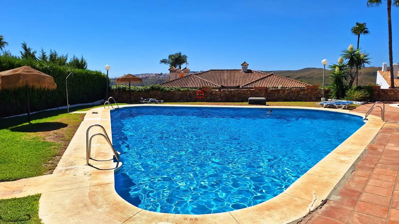 Piscina de Casa adosada en venta en Manilva con Aire acondicionado, Terraza y TV