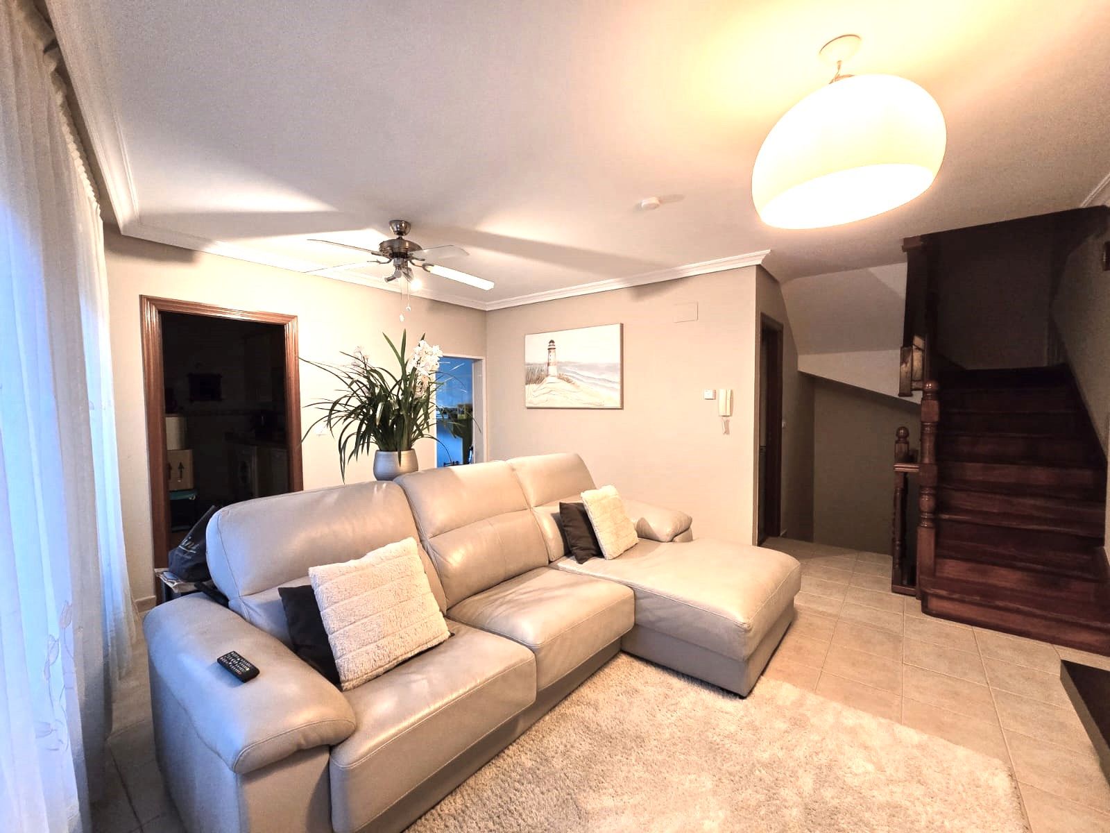 Sala d'estar de Casa adosada en venda en Castro-Urdiales amb Traster i Balcó