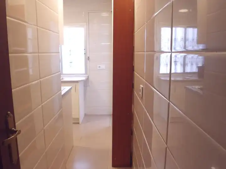 Bathroom of Flat for sale in Moratalaz