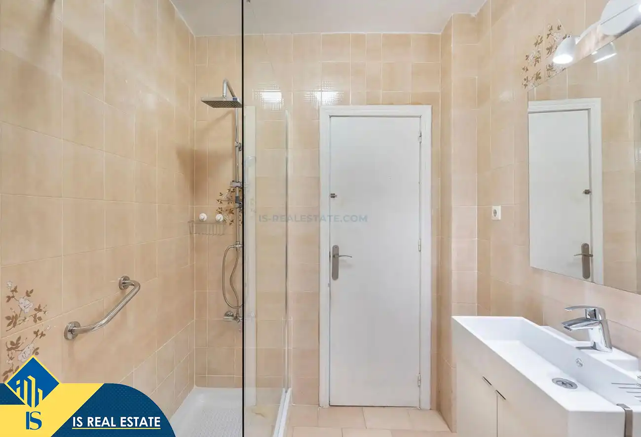 Badezimmer von Einfamilien-Reihenhaus zum Verkauf in Torrevieja mit Klimaanlage, Heizung und Privatgarten