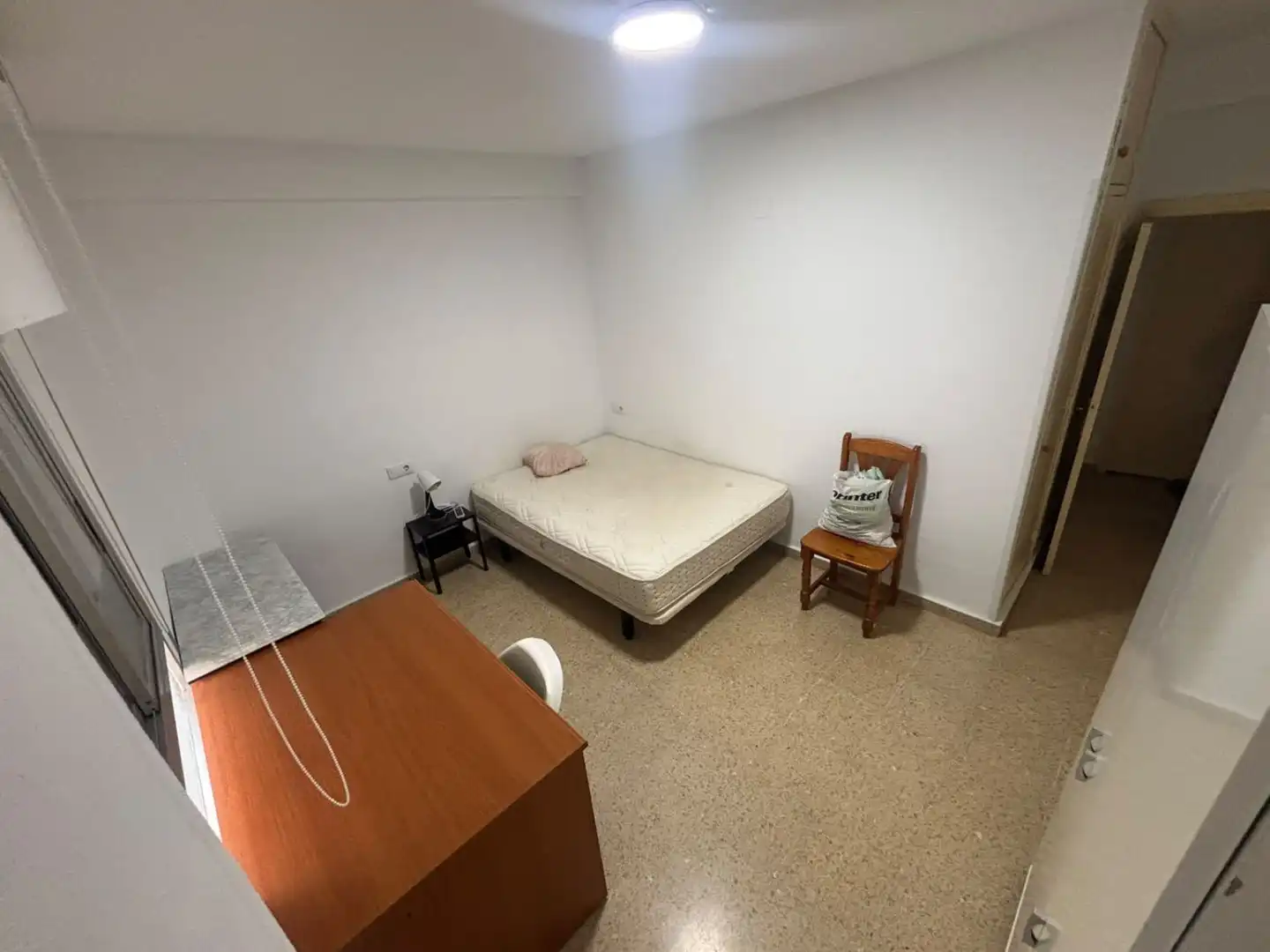Dormitori de Pis de lloguer en Jaén amb Aire condicionat, Moblat i Balcó