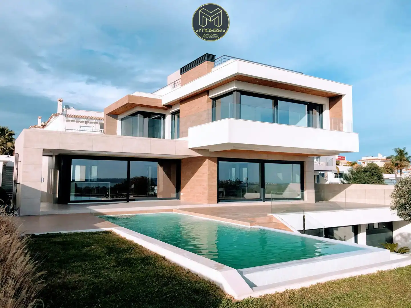 Chalet con piscina en venta en Manilva Pueblo