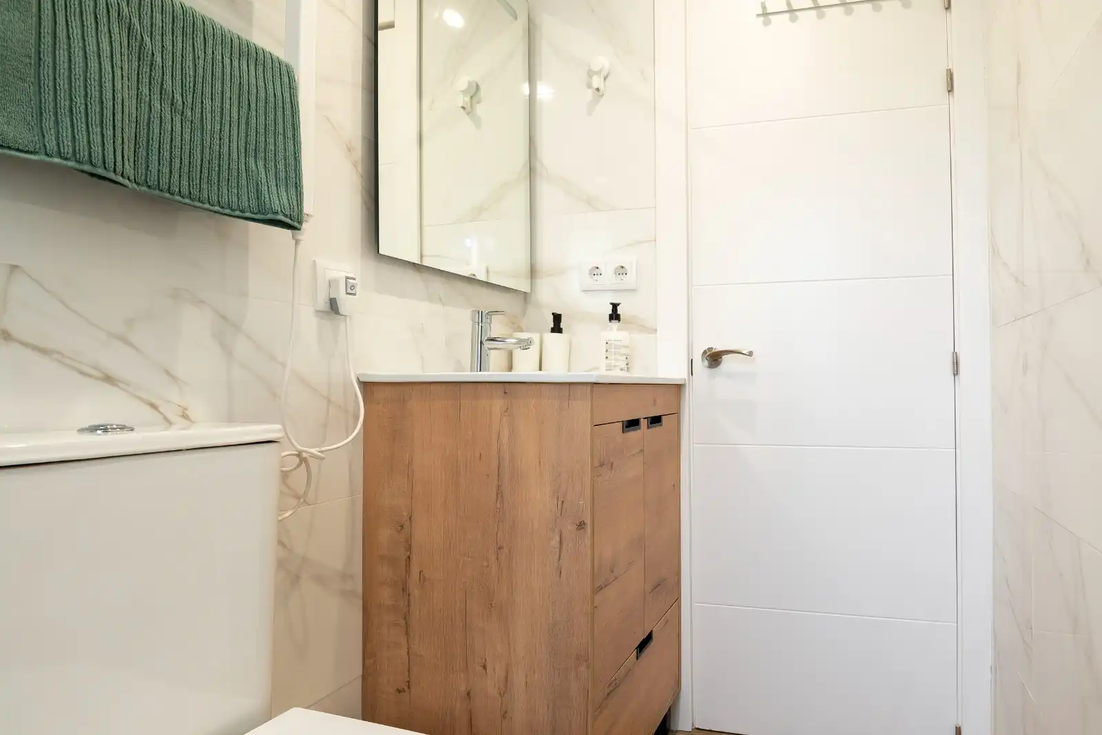 Bathroom of Flat for rent in Gijón   with Air Conditioner, Heating and Parquet flooring