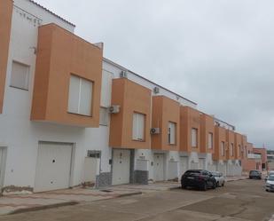 Vista exterior de Casa adosada en venda en Castuera amb Terrassa i Balcó