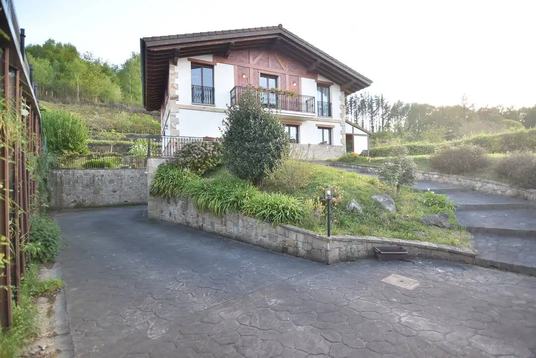 Vista exterior de Casa o xalet en venda en Ermua amb Calefacció, Jardí privat i Terrassa