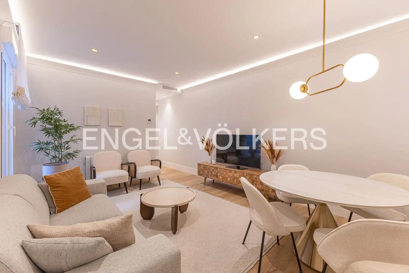 Living room of Flat for sale in Madrid  with Air Conditioner, Heating and Furnished