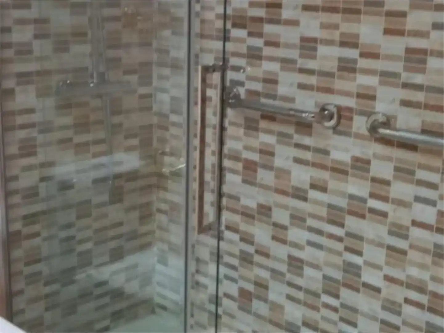 Badezimmer von Wohnung zur Miete in Madrid mit Klimaanlage, Privatgarten und Parkett