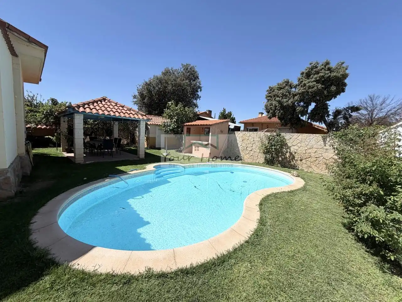 Casa amb piscina en venda a Calle de los Pinares