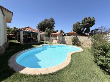Casa amb piscina en venda a Calle de los Pinares