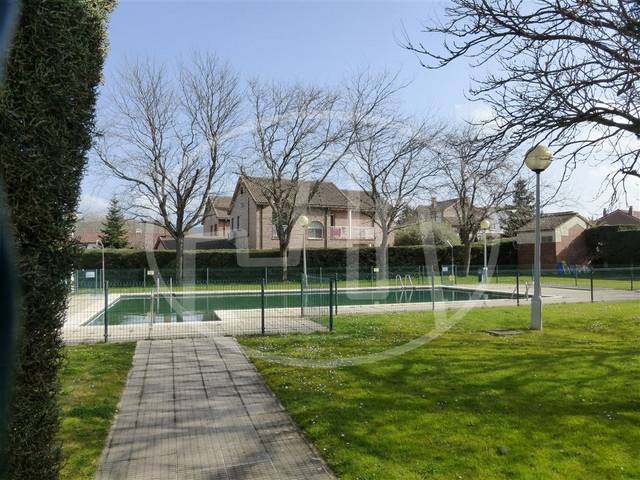 Casa adosada en Alquiler en Grupo Gurimendi en Olaz