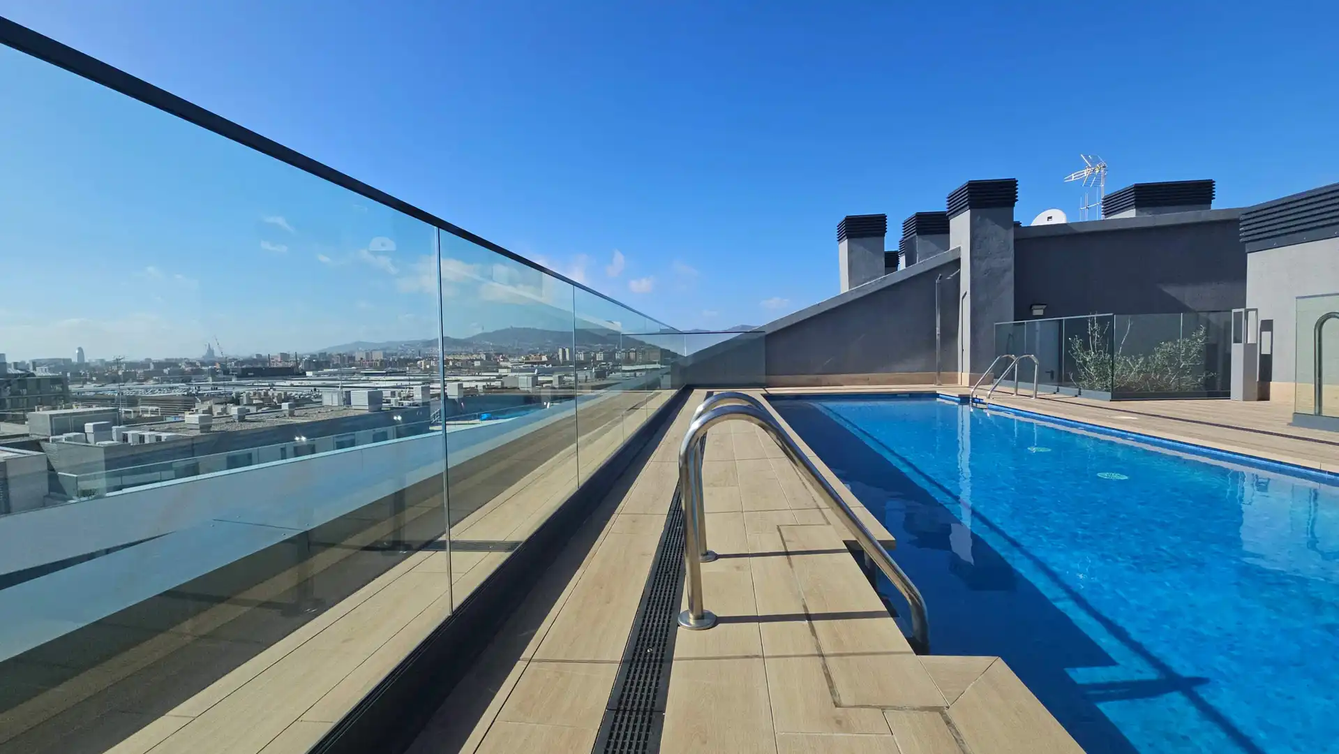 Schwimmbecken von Wohnung zur Miete in Badalona mit Klimaanlage, Terrasse und Möbliert