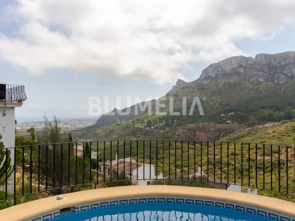 Vista exterior de Casa o xalet en venda en Dénia amb Aire condicionat, Jardí privat i Piscina