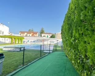 Piscina de Casa adosada en venda en Villanueva del Ariscal amb Aire condicionat, Calefacció i Terrassa