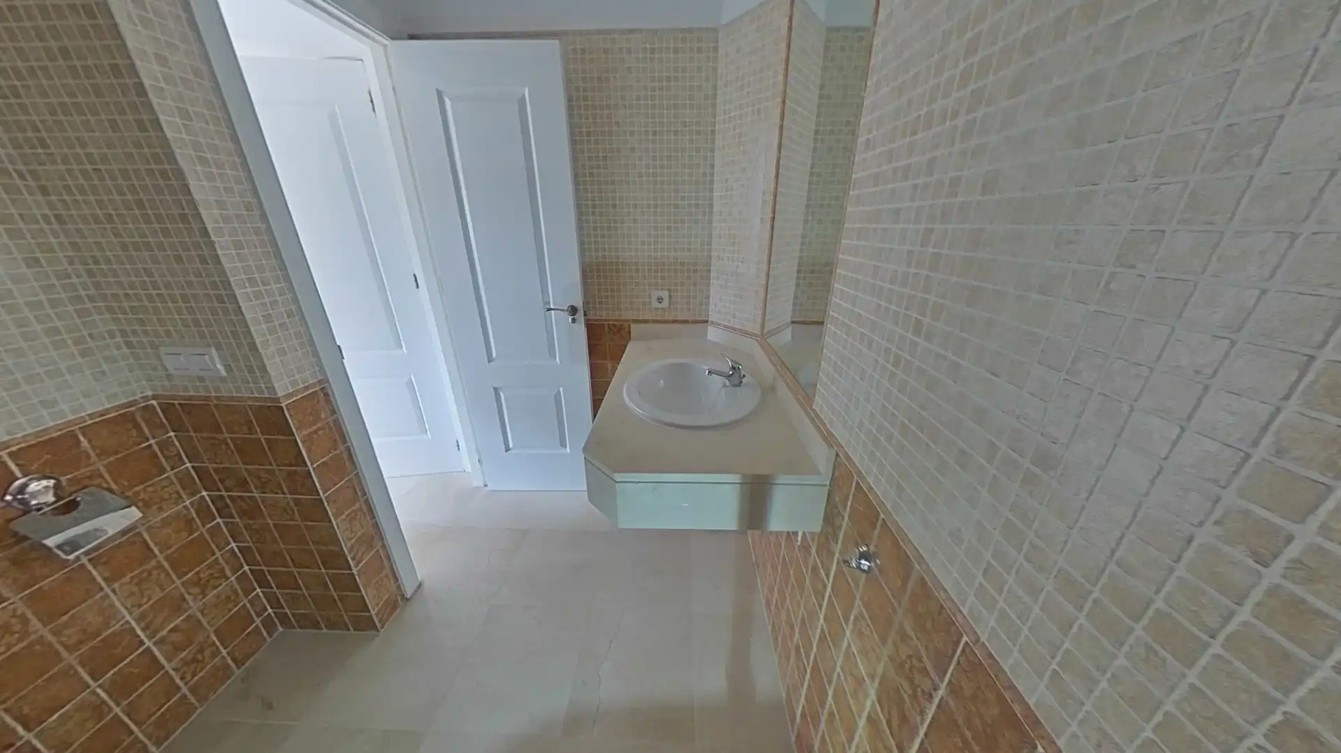Badezimmer von Wohnungen zum Verkauf in Manilva mit Klimaanlage, Abstellraum und Schwimmbad