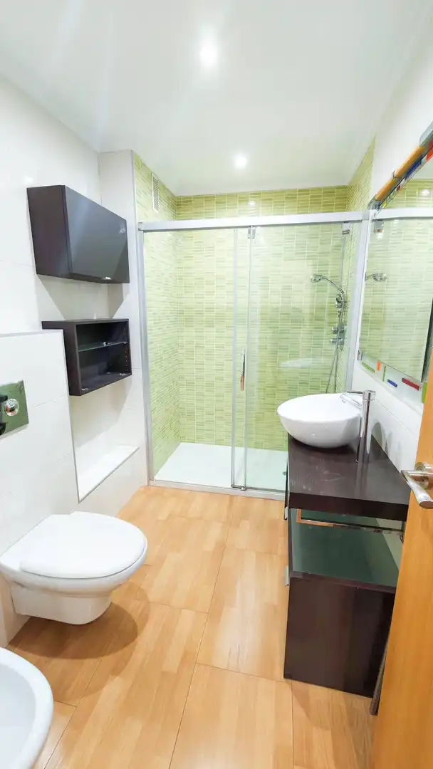 Baño de Piso de alquiler en Elche / Elx con Aire acondicionado, Trastero y Amueblado