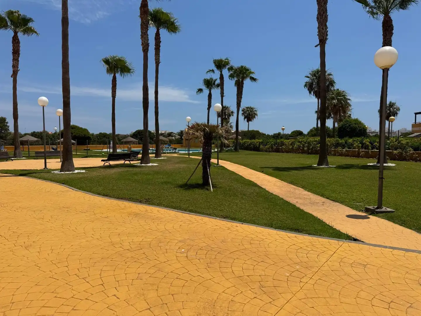 Vista exterior de Pis en venda en Roquetas de Mar amb Aire condicionat, Terrassa i Piscina