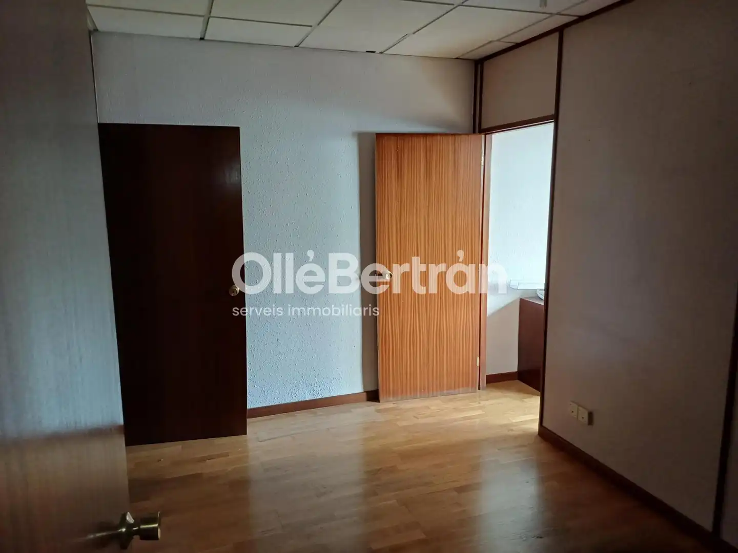 Dormitori de Oficina de lloguer en Barcelona amb Calefacció