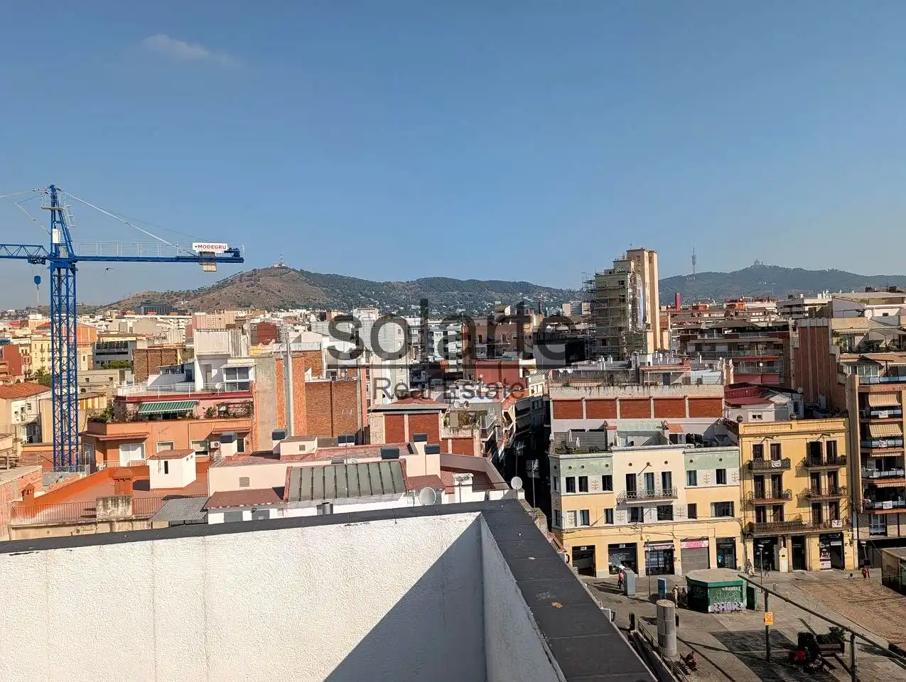 Vista exterior de Edificio en venta en L'Hospitalet de Llobregat