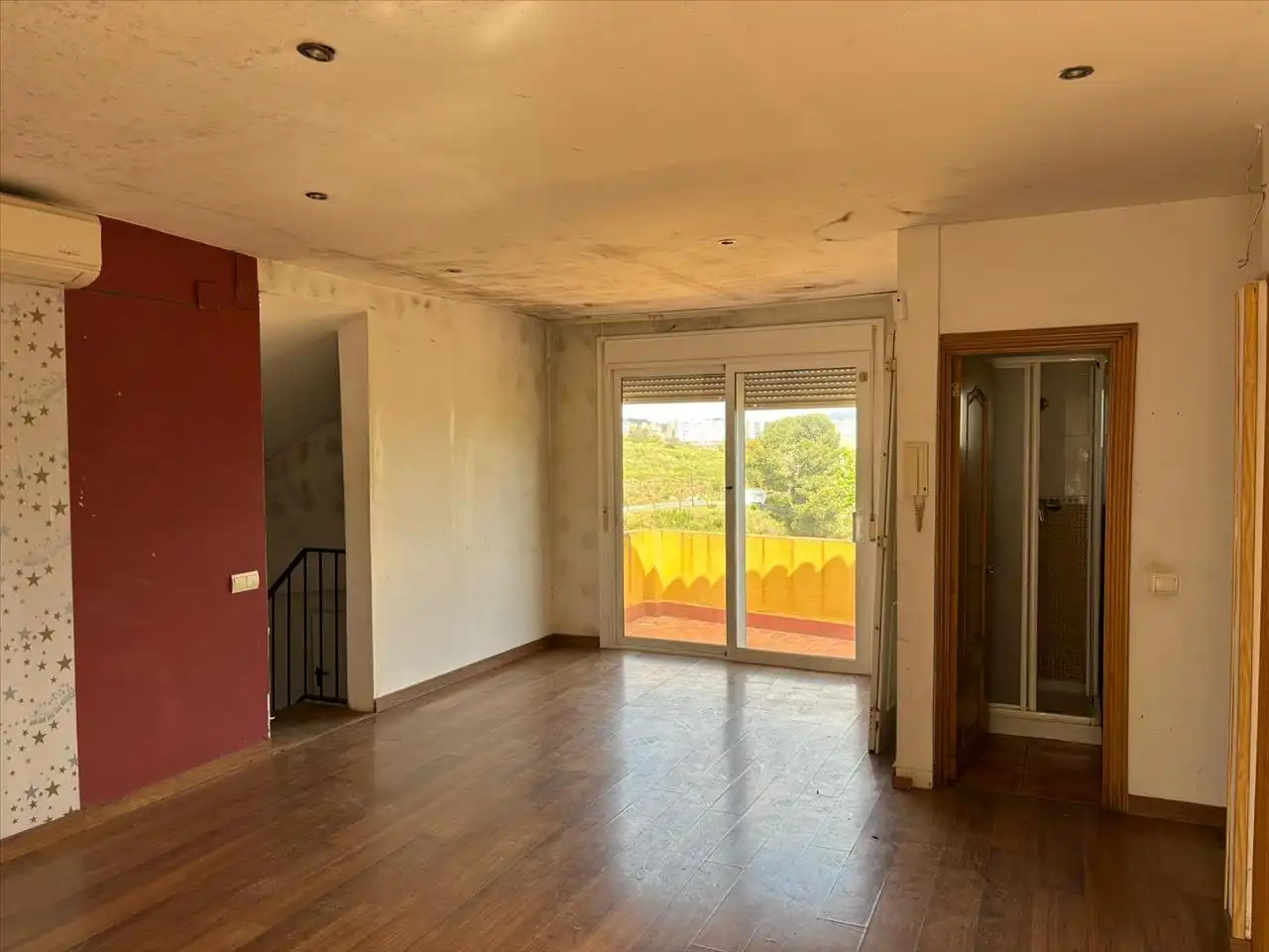 Sala d'estar de Casa o xalet en venda en Barcelona amb Calefacció, Parquet i Terrassa