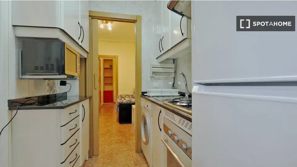 Cuina de Apartament per a compartir en Madrid amb Aire condicionat, Calefacció i Terrassa