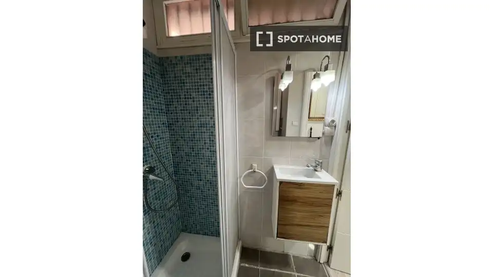 Bathroom of Flat for share in Valencia  with Air Conditioner, Heating and Terrace