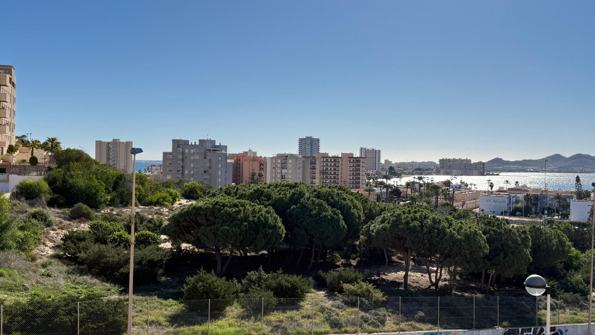 Vista exterior de Apartament en venda en La Manga del Mar Menor amb Aire condicionat, Jardí privat i Terrassa
