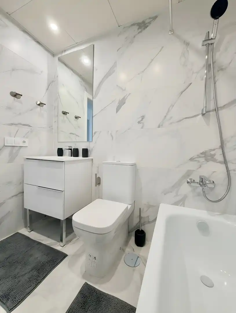 Baño de Apartamento de alquiler en Estepona con Aire acondicionado, Terraza y Piscina