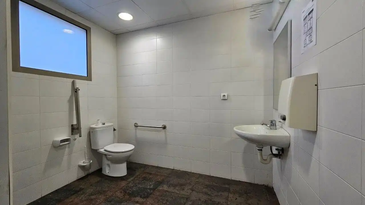 Badezimmer von Gebäude zum Verkauf in Figueres