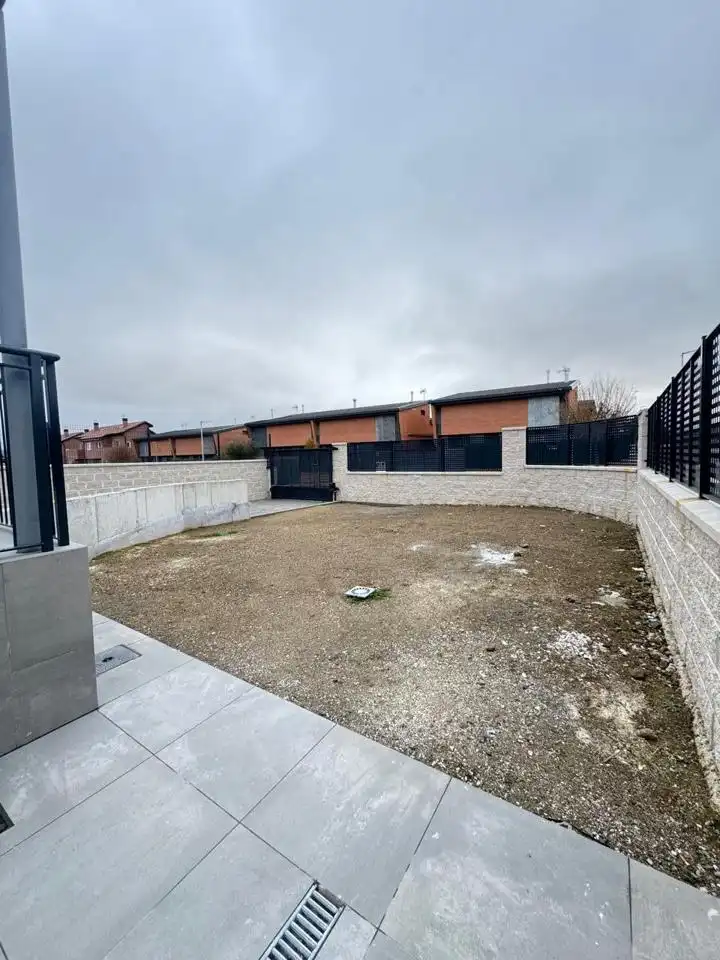 Haus oder Chalet zum Verkauf in Palazuelos de Eresma mit Privatgarten, Terrasse und Abstellraum