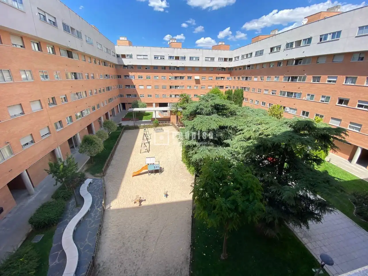 Vista exterior de Pis en venda en Madrid amb Calefacció, Jardí privat i Parquet