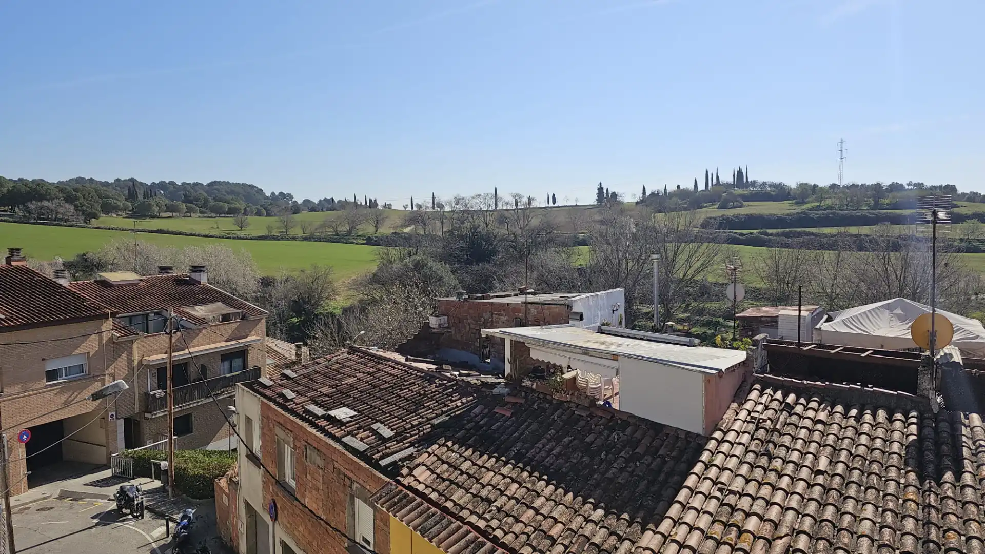 Vista exterior de Piso en venta en Rubí con Calefacción, Horno y Balcón