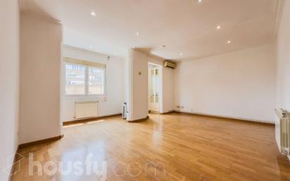 Living room of Flat for sale in  Barcelona Capital  with Air Conditioner and Parquet flooring