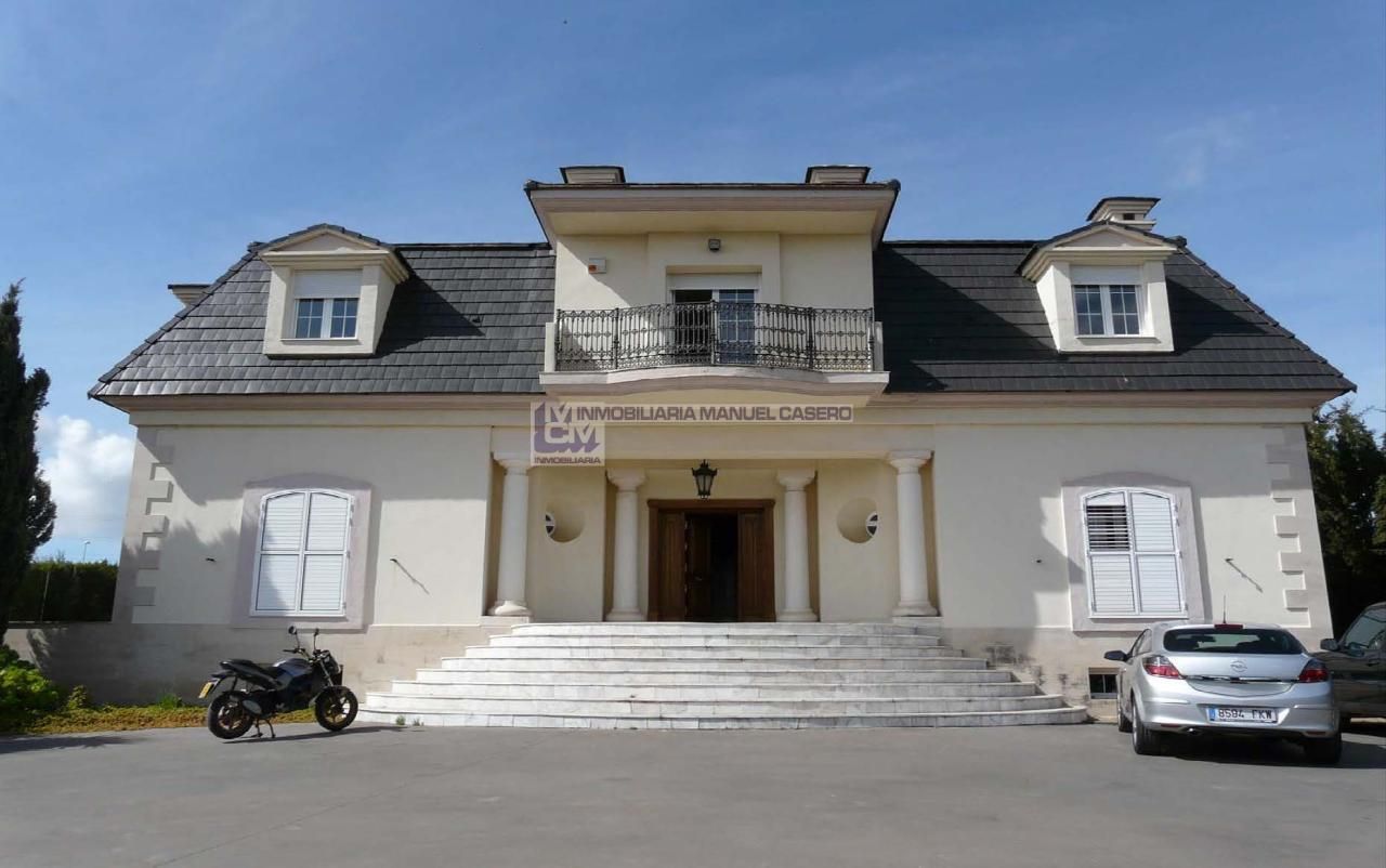 Vista exterior de Casa o xalet en venda en Cáceres Capital amb Calefacció, Jardí privat i Traster