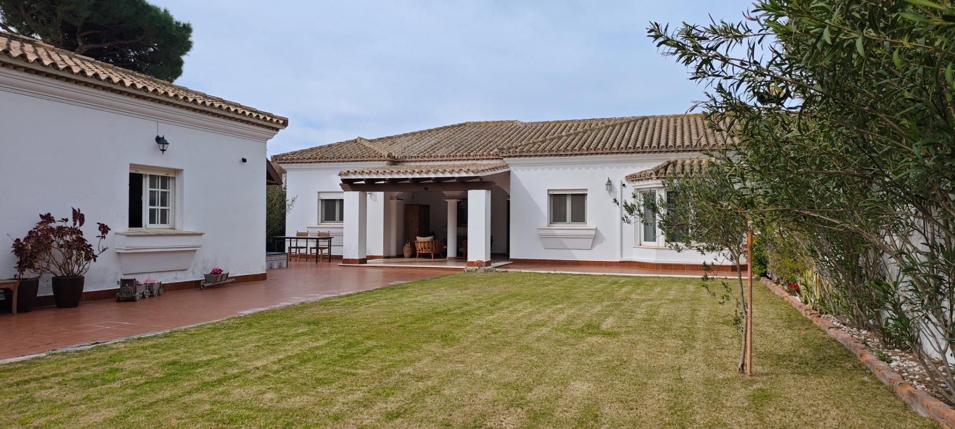 Vista exterior de Casa o xalet en venda en Chiclana de la Frontera amb Aire condicionat, Calefacció i Jardí privat