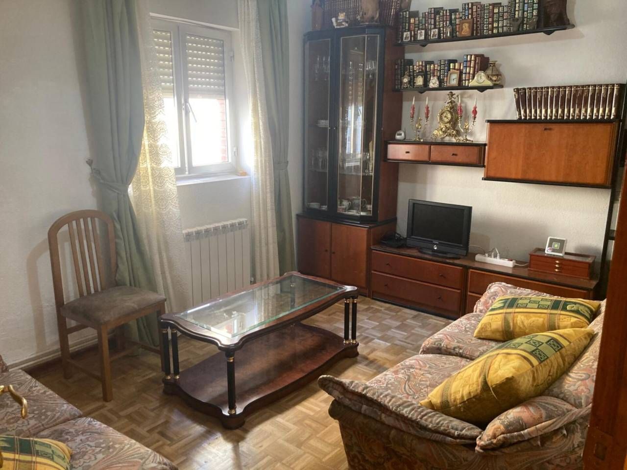 Sala d'estar de Casa o xalet en venda en San Andrés del Rabanedo amb Calefacció i Moblat