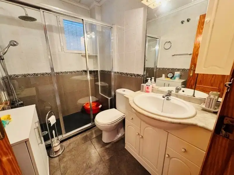Bany de Apartament en venda en Torrevieja amb Terrassa, Moblat i Piscina comunitària