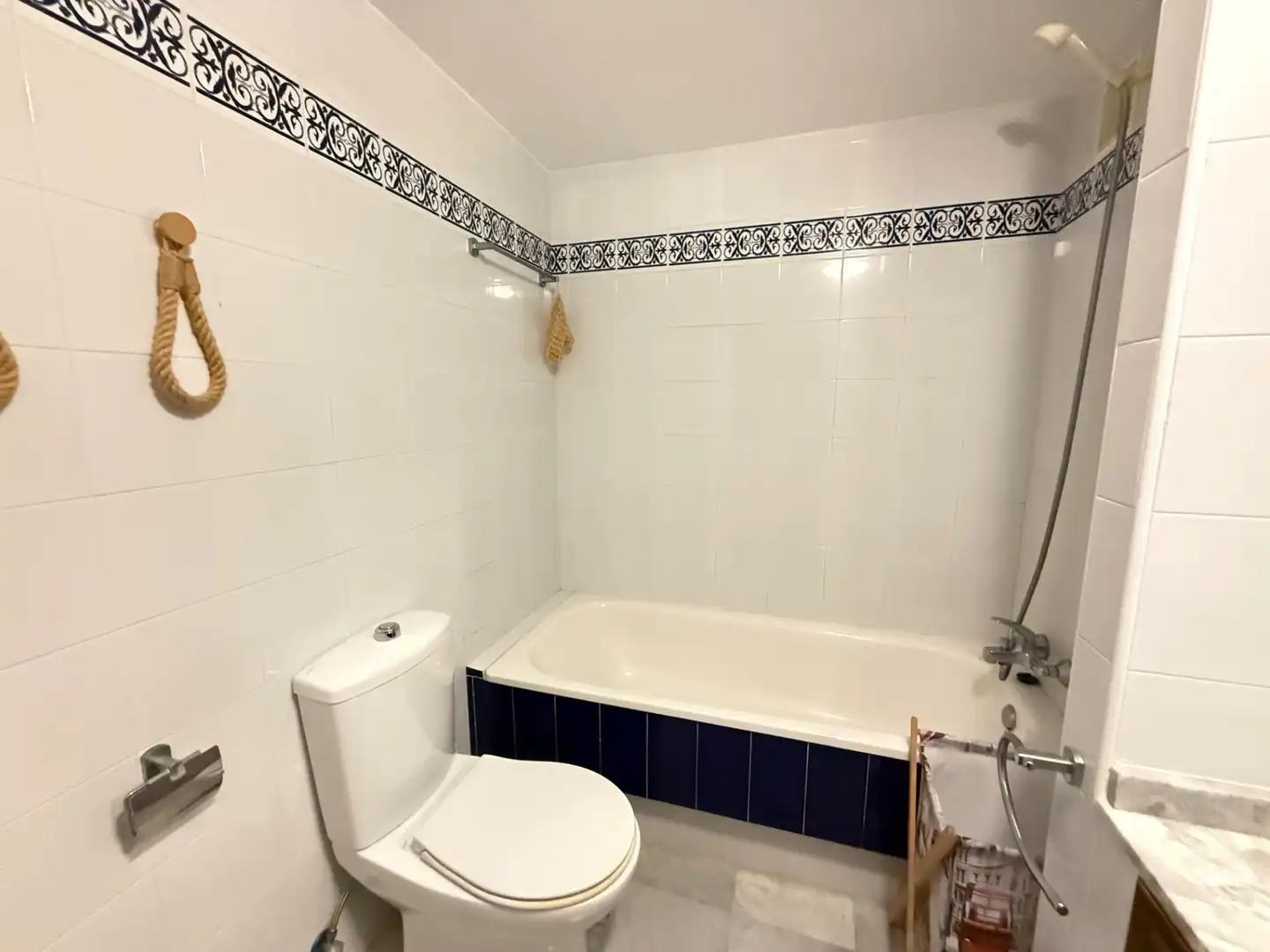 Baño de Apartamento en venta en Torrevieja con Aire acondicionado, Terraza y Amueblado