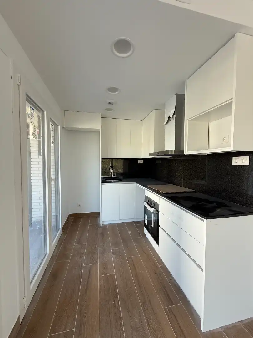 Kitchen of Flat for rent in Tiana  with Air Conditioner, Heating and Oven