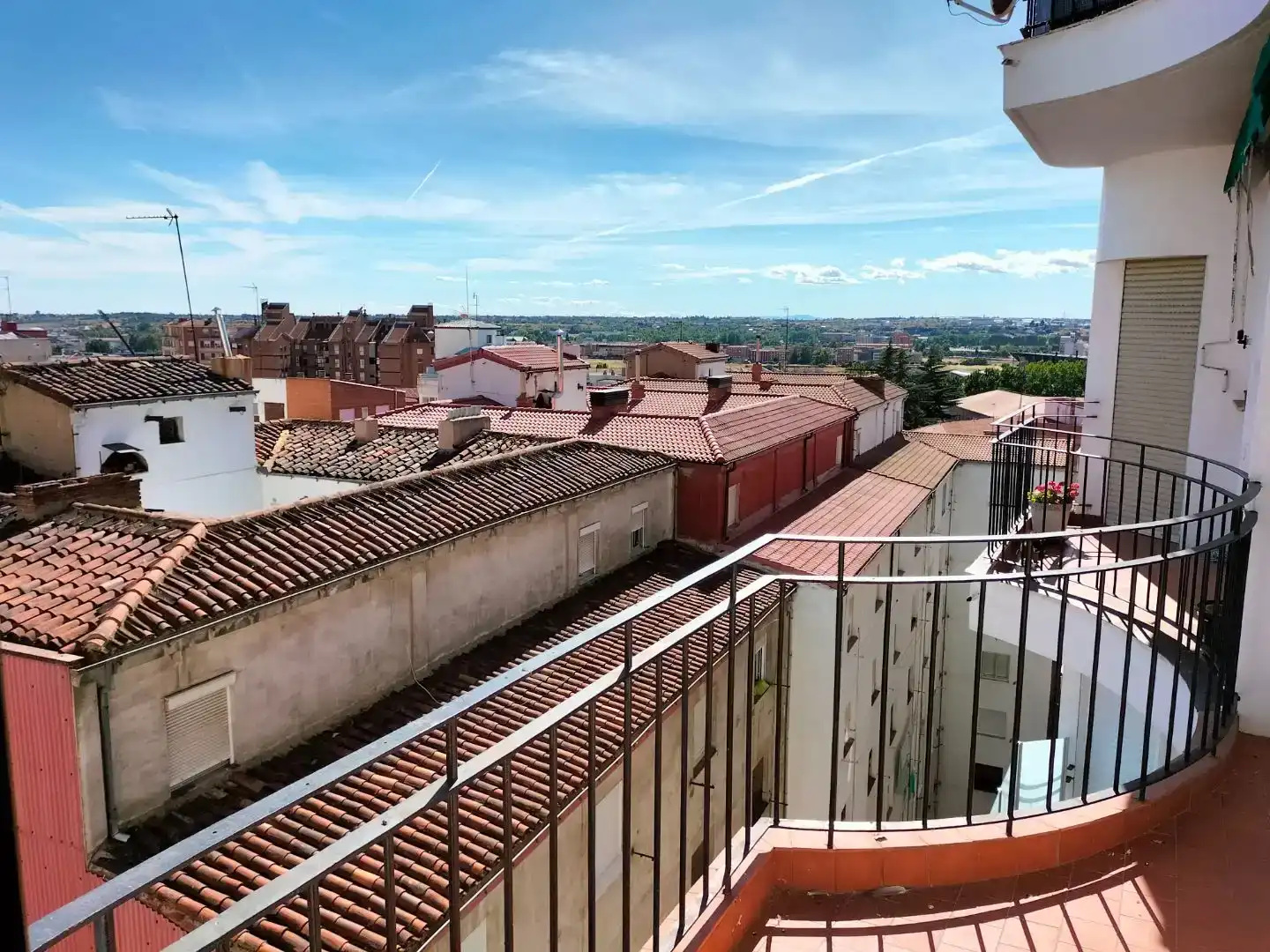 Vista exterior de Piso para compartir en León Capital  con Parquet, Amueblado y Balcón