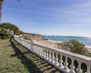 Vista exterior de Casa o xalet de lloguer en Vilanova i la Geltrú amb Aire condicionat, Calefacció i Jardí privat