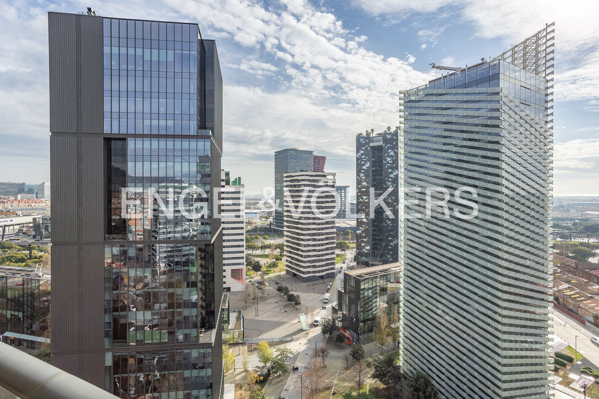 Exterior view of Apartment for sale in L'Hospitalet de Llobregat  with Air Conditioner, Heating and Storage room