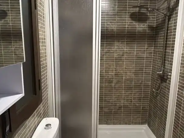 Baño de Piso para compartir en Socuéllamos con Aire acondicionado y Amueblado