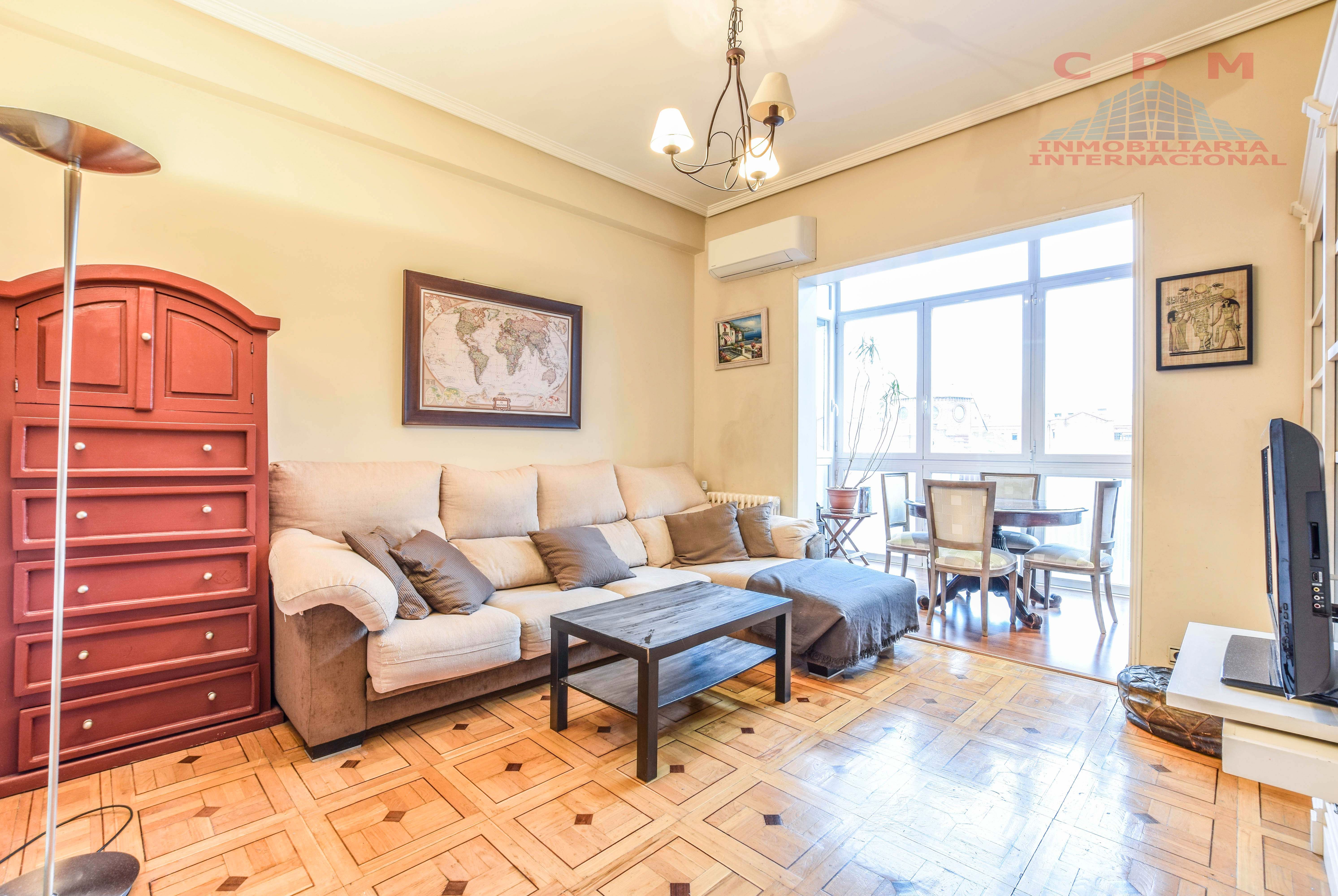 Living room of Flat to rent in  Madrid Capital  with Air Conditioner, Heating and Parquet flooring