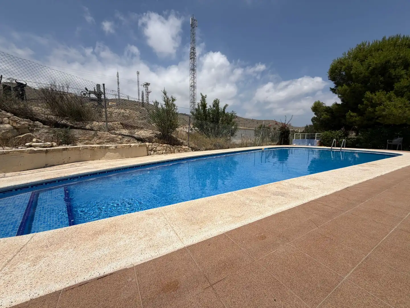 Schwimmbecken von Einfamilien-Reihenhaus zum Verkauf in El Campello mit Klimaanlage, Privatgarten und Terrasse