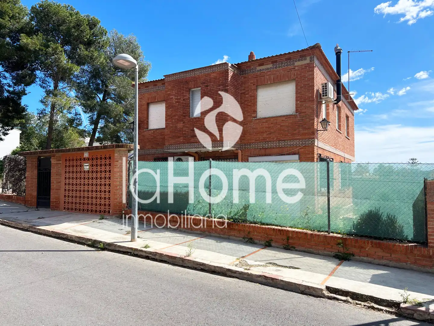 Vista exterior de Casa o xalet en venda en Paterna amb Aire condicionat, Jardí privat i Terrassa