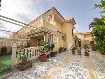 Maison rustique avec balcon à vendre à Puerto de Mazarrón