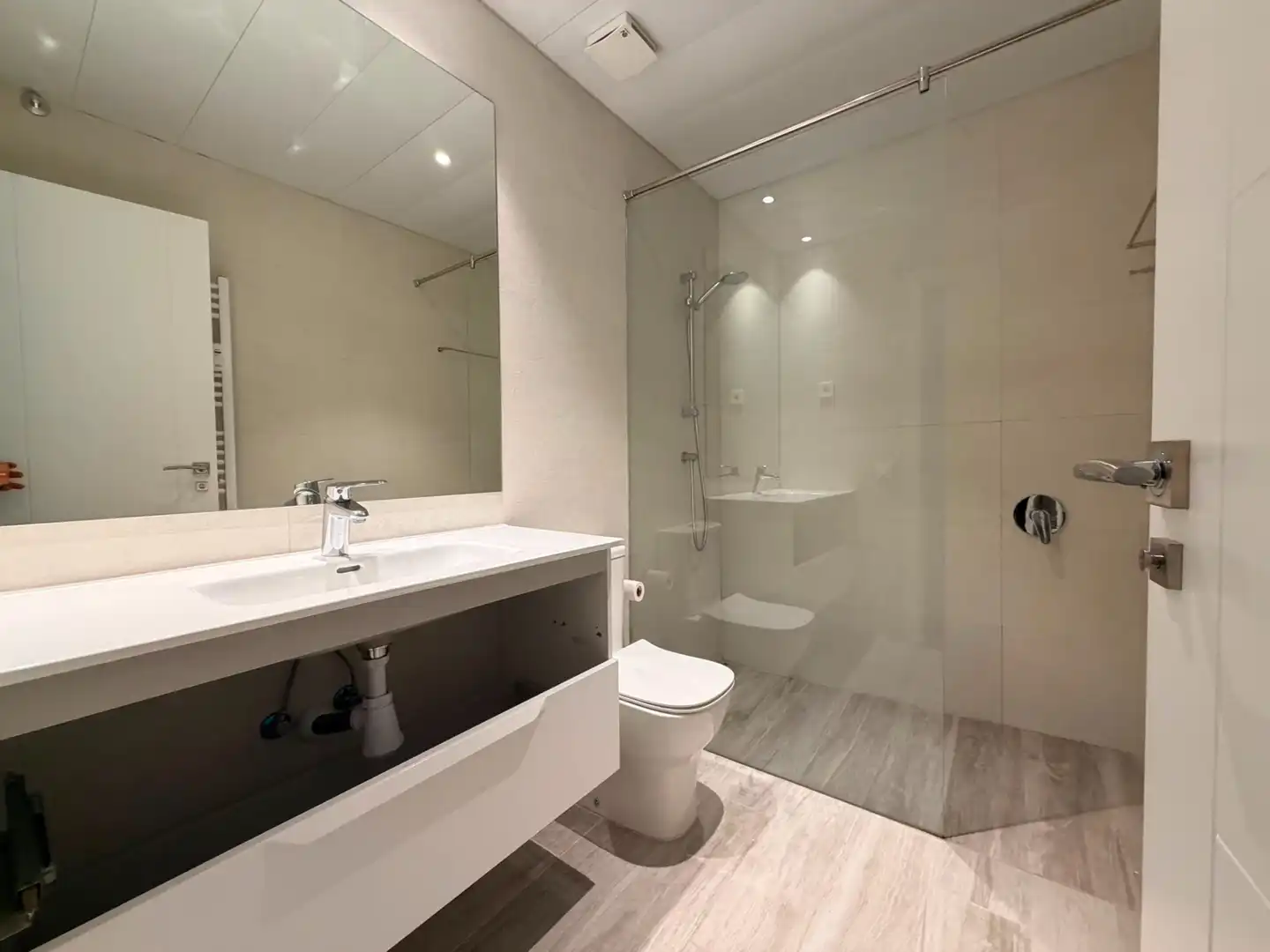 Bathroom of Flat for sale in Madrid  with Air Conditioner, Heating and Storage room