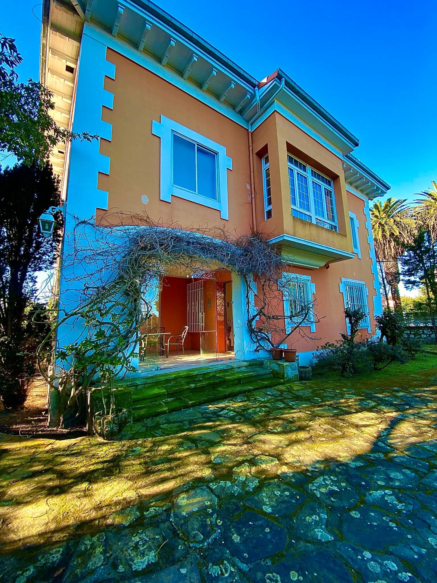 Vista exterior de Casa o xalet en venda en Torrelavega  amb Jardí privat, Parquet i Terrassa