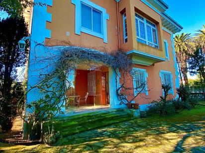 Vista exterior de Casa o xalet en venda en Torrelavega  amb Terrassa