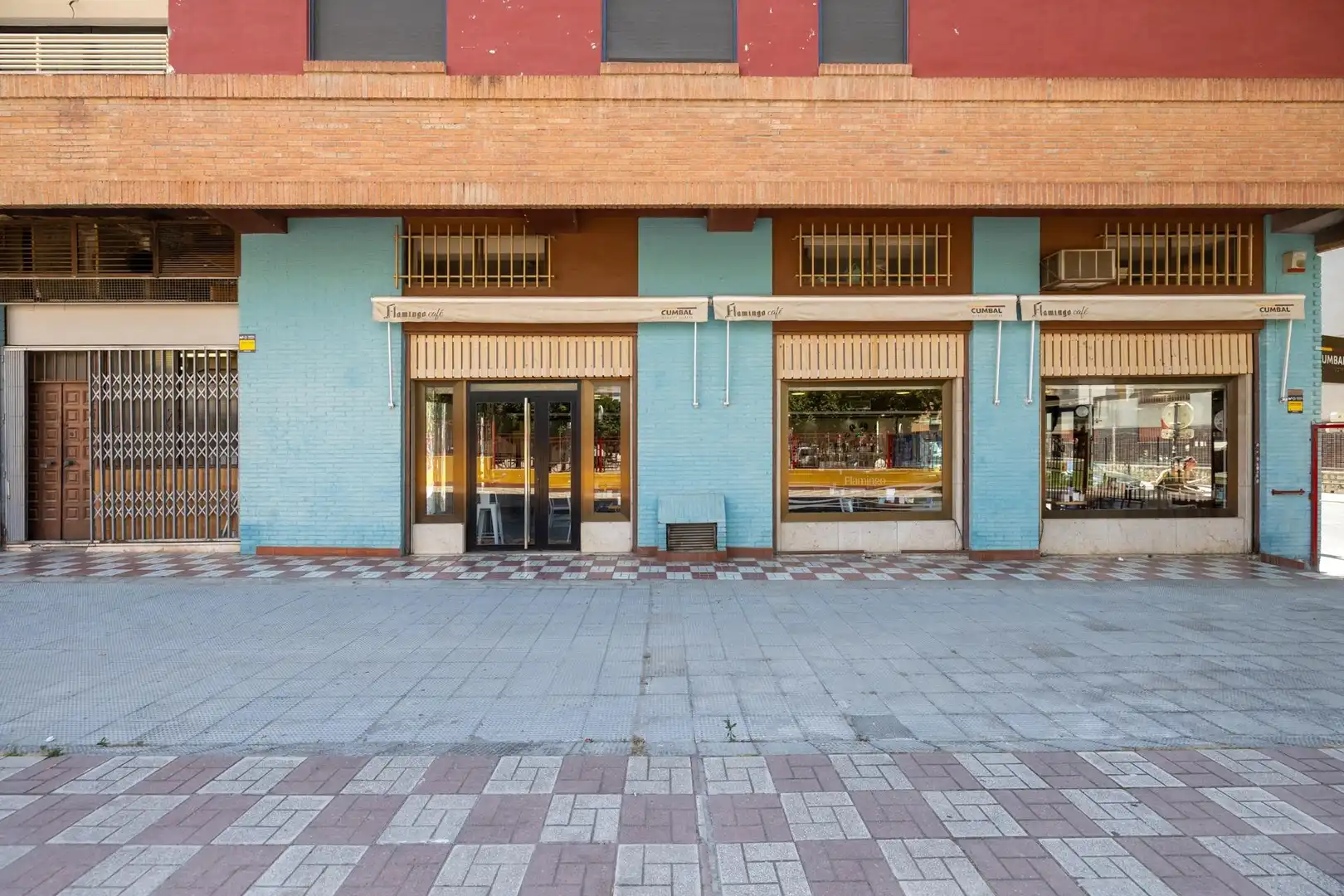 Vista exterior de Local en venda en Granada